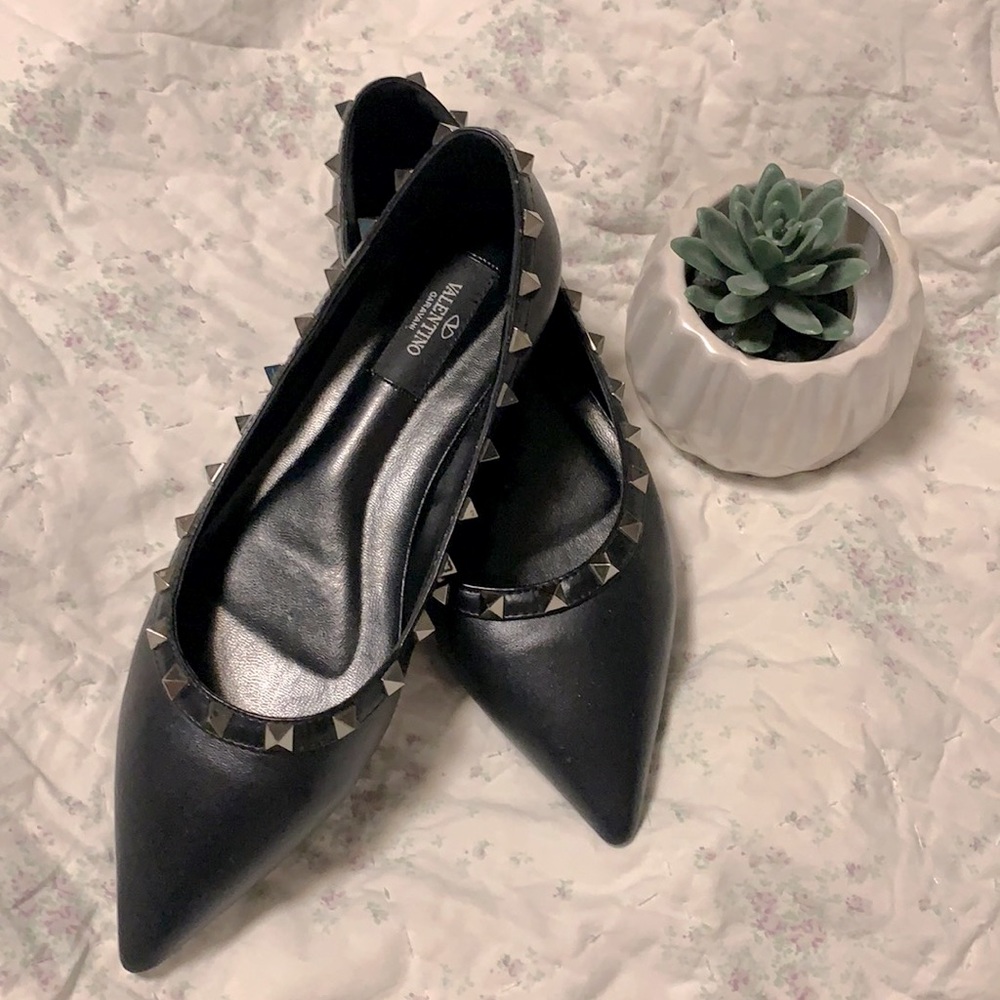 Beautiful rockstud flats in black